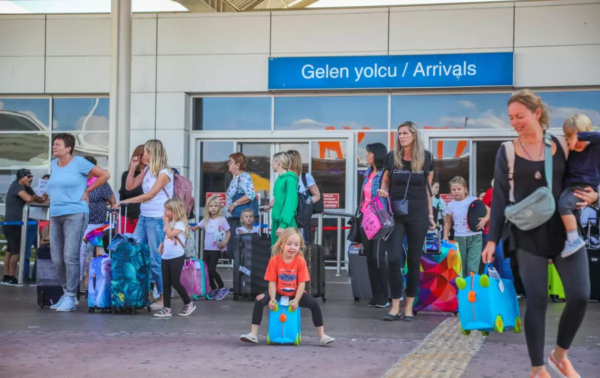 Antalya\'da Cumartesi Günleri Turist Akını Yaşanıyor