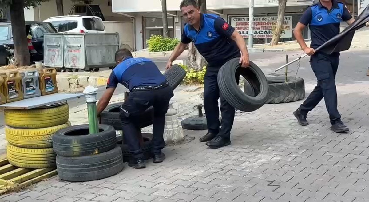 Avcılar\'da Esnafın Malzemeleri Toplandı: Kaldırımlar Yeniden Rahatladı