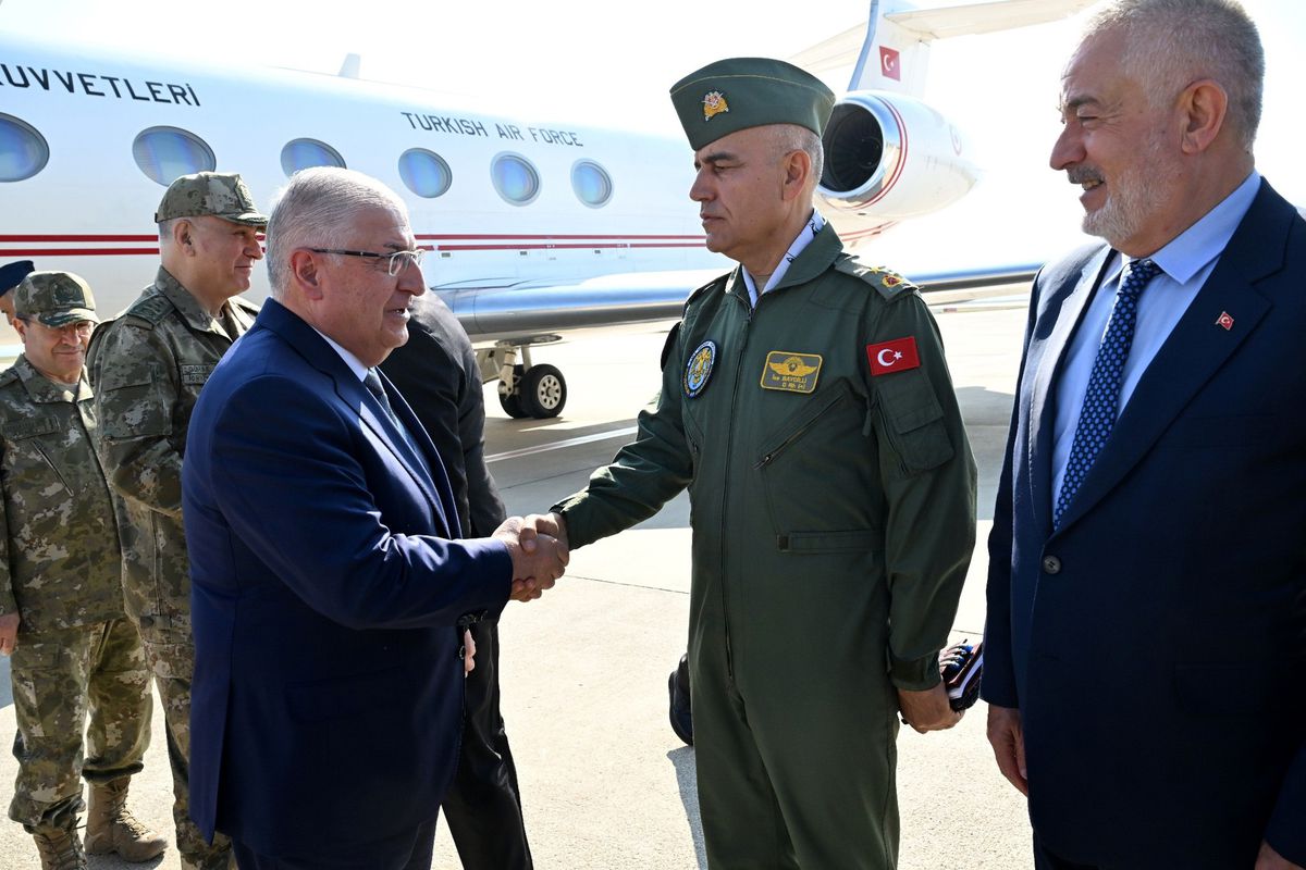 Milli Savunma Bakanı Yaşar Güler Isparta\'da Askeri Birlikleri İnceledi