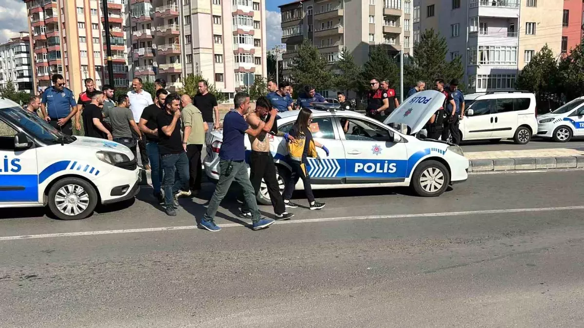 Sivas\'ta Bıçaklı Kavga: Şüpheliler Kaçarken Polis Aracına Çarptı