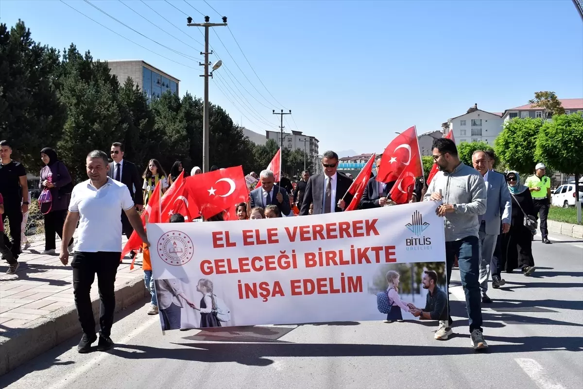 Bitlis\'te Yeni Öğrenciler Uyum Eğitimi Korteji Düzenledi