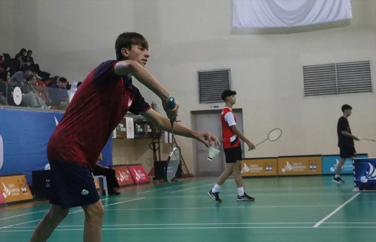 Kayseri\'de Büyükler Türkiye Badminton Şampiyonası Başladı