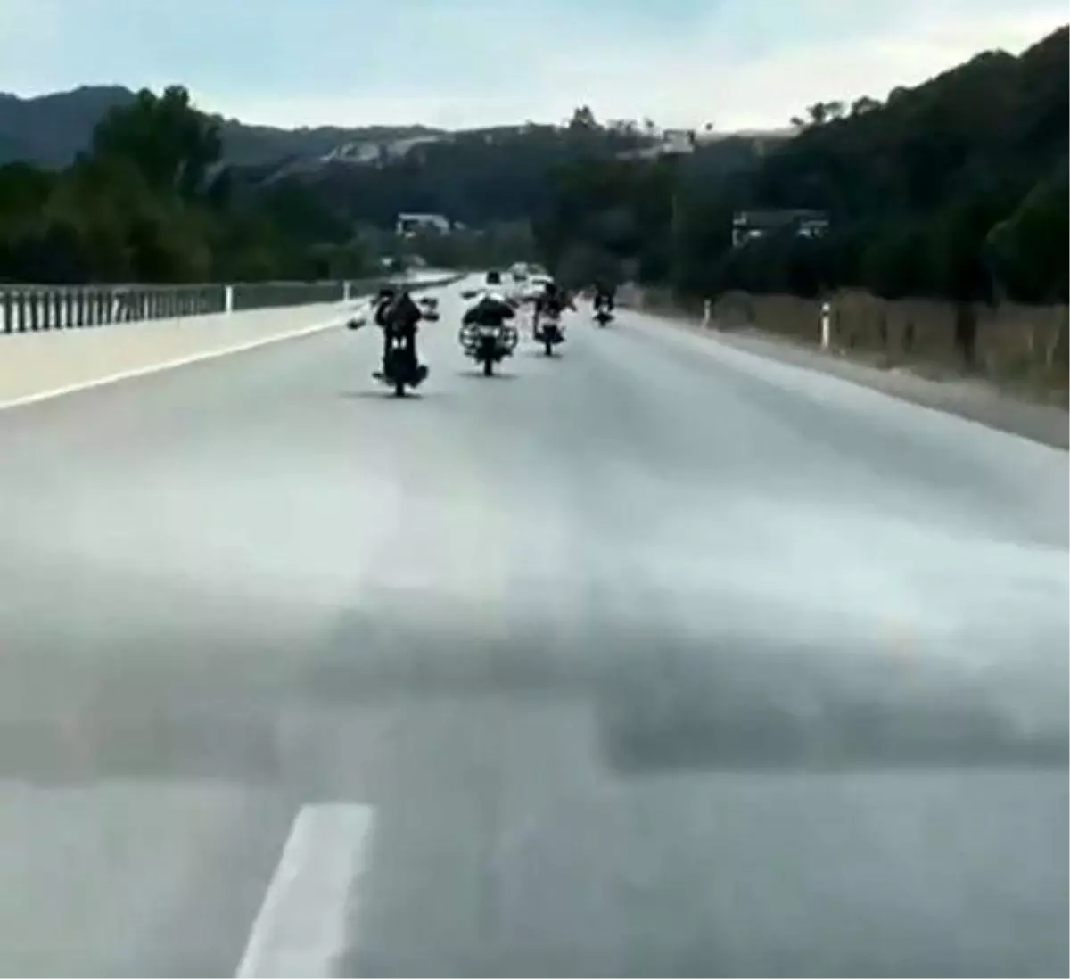 Çanakkale\'de Motosikletli Gençlerin Tehlikeli Hareketleri Kamerada