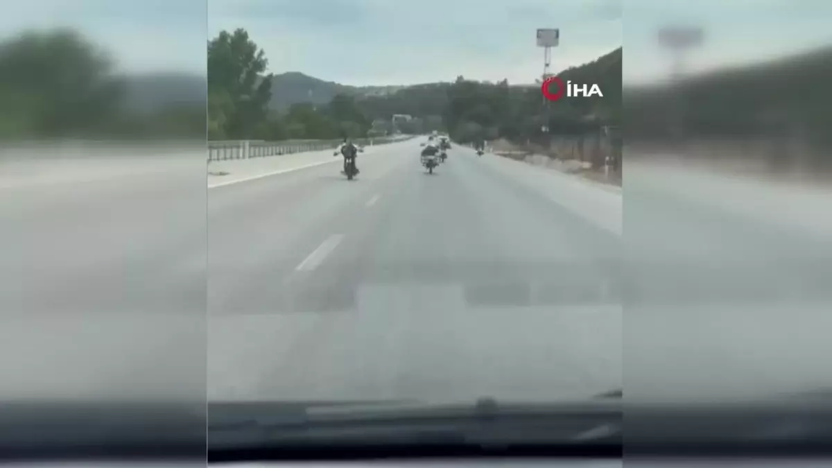 Çanakkale\'de Gençlerin Tehlikeli Motosiklet Yolculuğu