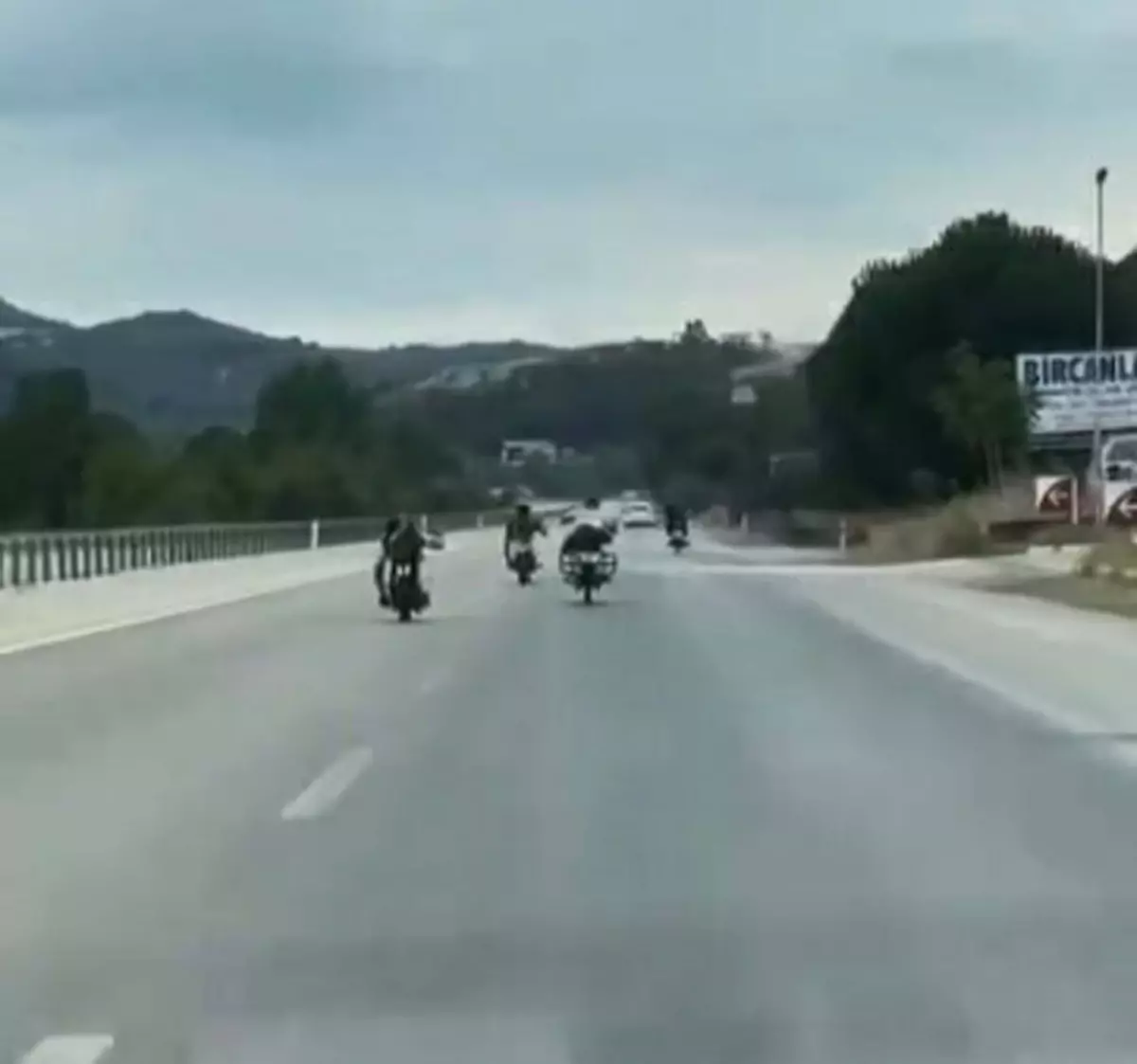 Çanakkale\'de Kasksız Sürücüler Motosiklet Üzerinde Tehlikeli Yolculuk Yaptı