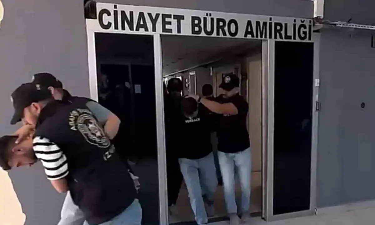 İzmir\'de Gürültü Tartışması Sonucu Kavga: 1 Ölü, 2 Yaralı