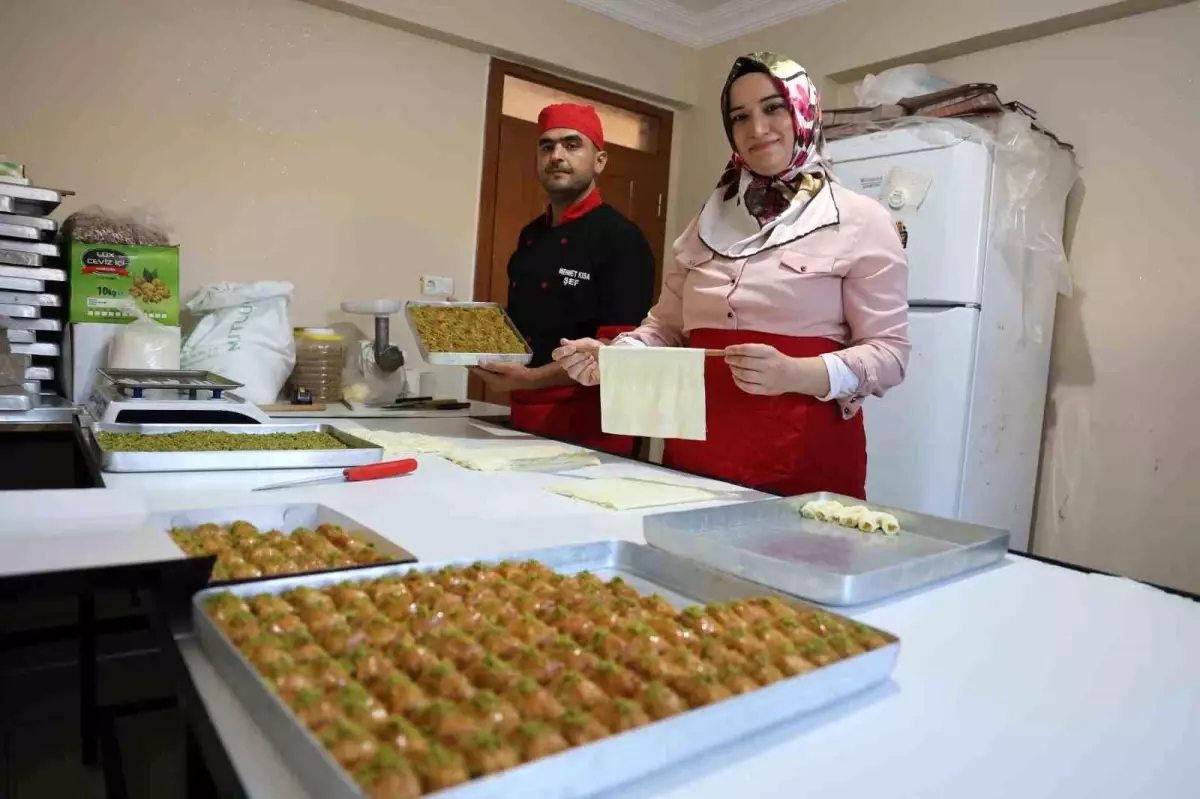 Depremzede Çiftin Aşkıyla Yaptıkları Baklavalar Gelir Kaynağı Oldu