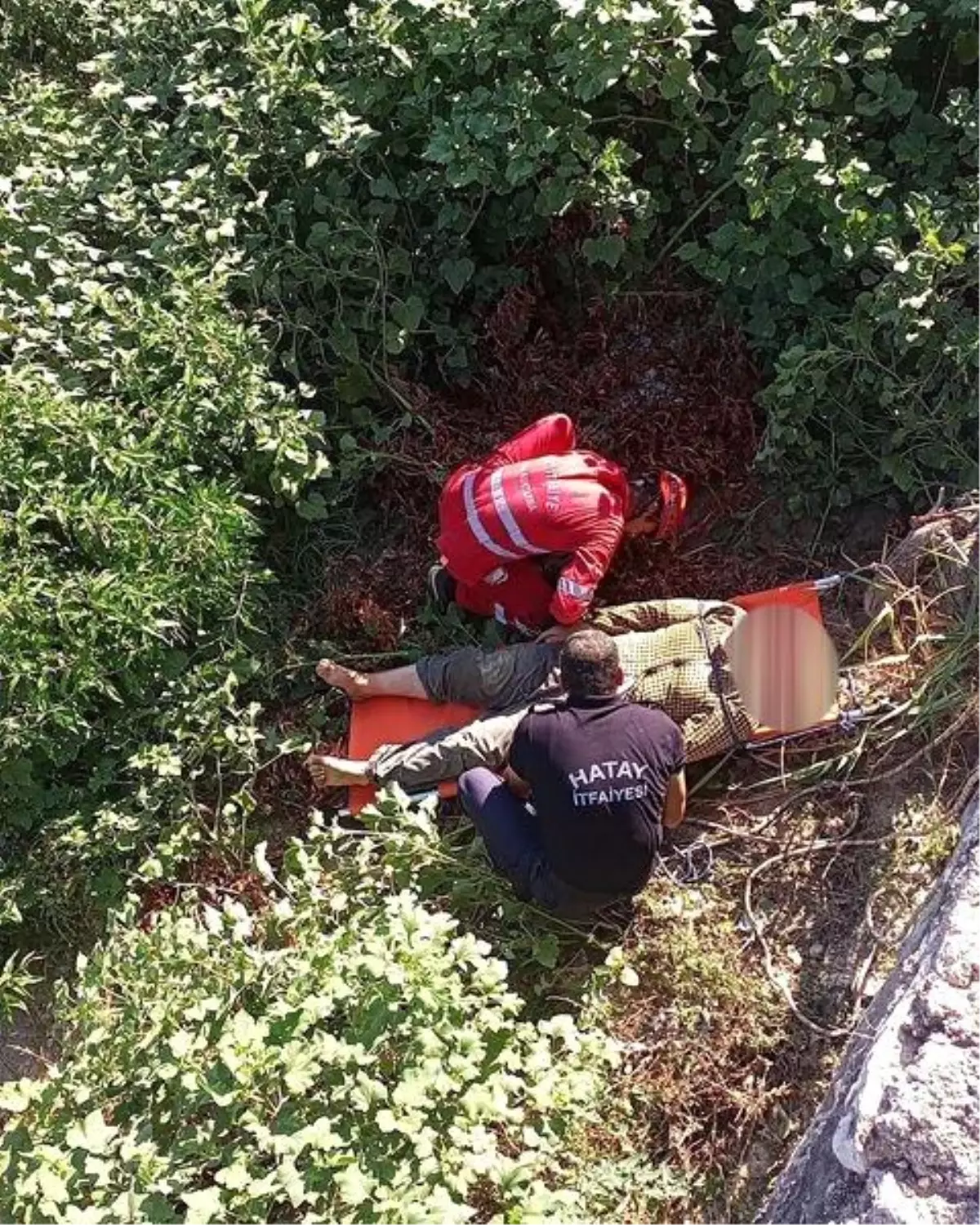 Hatay\'da dereye düşen yaşlı vatandaş itfaiye tarafından kurtarıldı