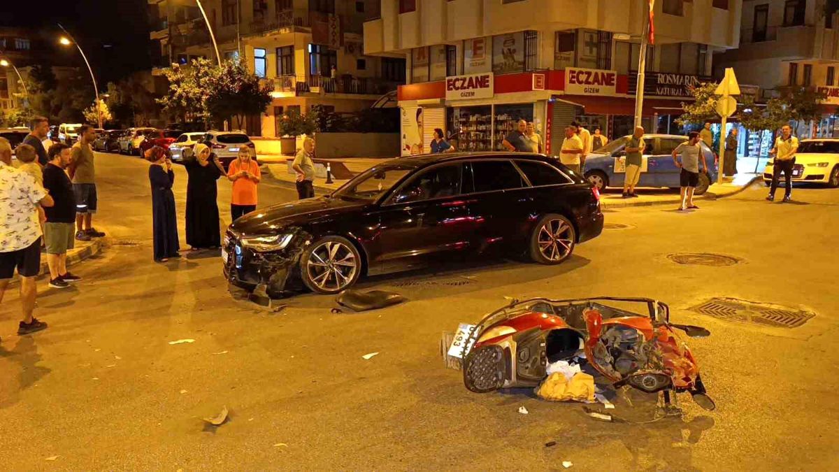 Antalya\'da Motosiklet Otomobile Çarptı, Sürücü Yaralandı