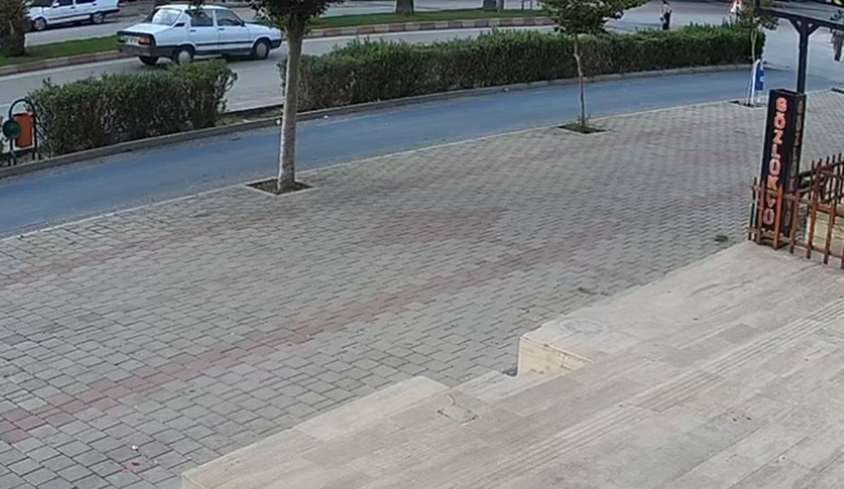 Kozan\'da Ekmek Alırken Otomobil Çarpan 90 Yaşındaki Kadın Ağır Yaralandı