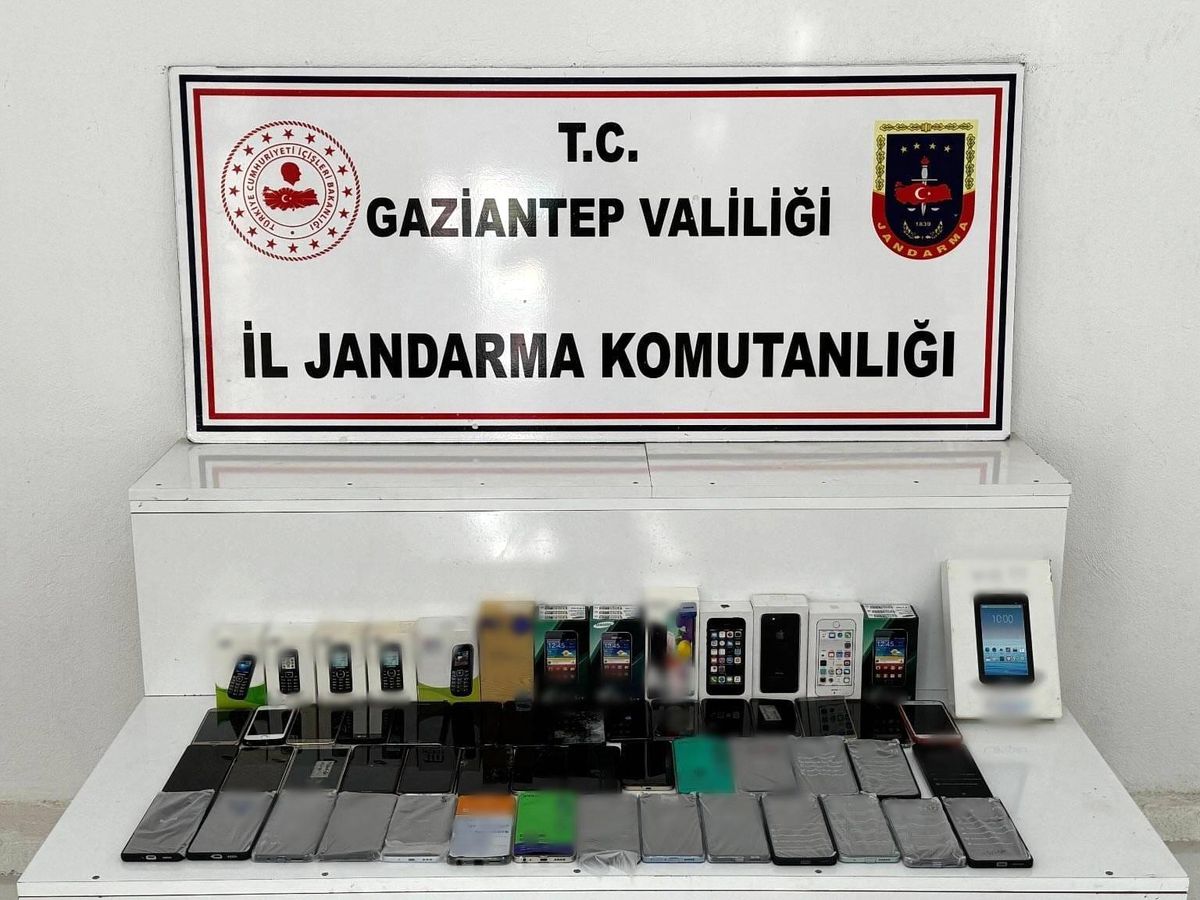 Gaziantep\'te Kaçak Cep Telefonu Operasyonu: 56 Adet Ele Geçirildi