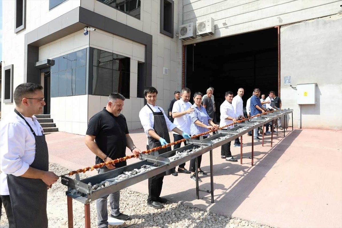GastroAntep Kültür Yolu Festivali\'nde Dünyanın En Uzun Kebabı İçin Rekor Denemesi