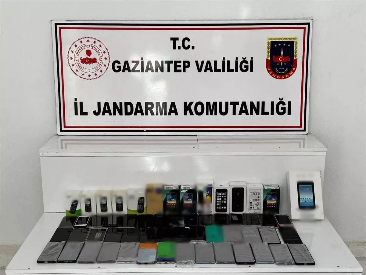 Gaziantep\'te Kaçakçılık Operasyonunda 56 Akıllı Telefon Ele Ge geçirildi