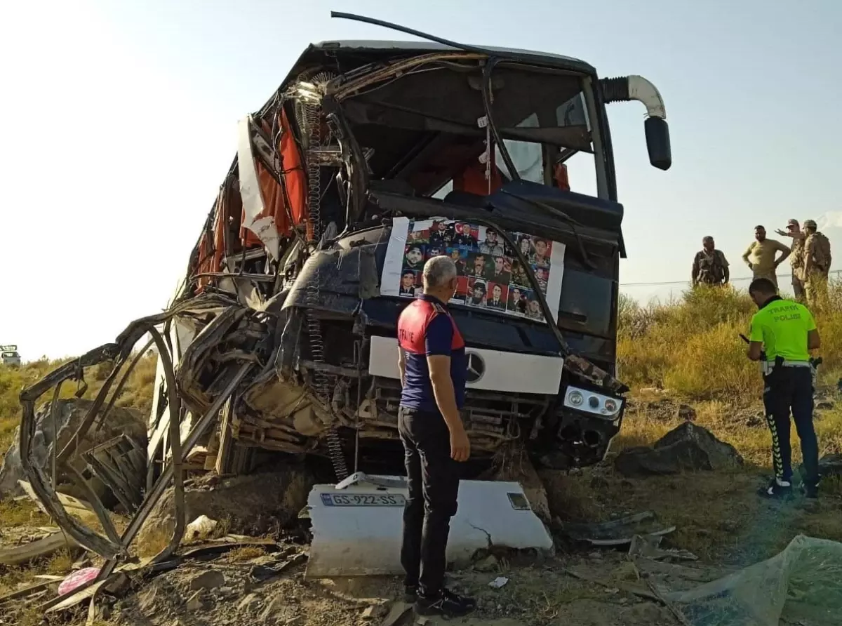 Iğdır\'da Gürcistan plakalı otobüs devrildi: 2 yaralı