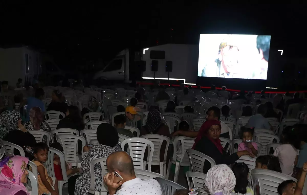 Antakya\'da Depremzedelere Sinema Etkinliği Düzenlendi