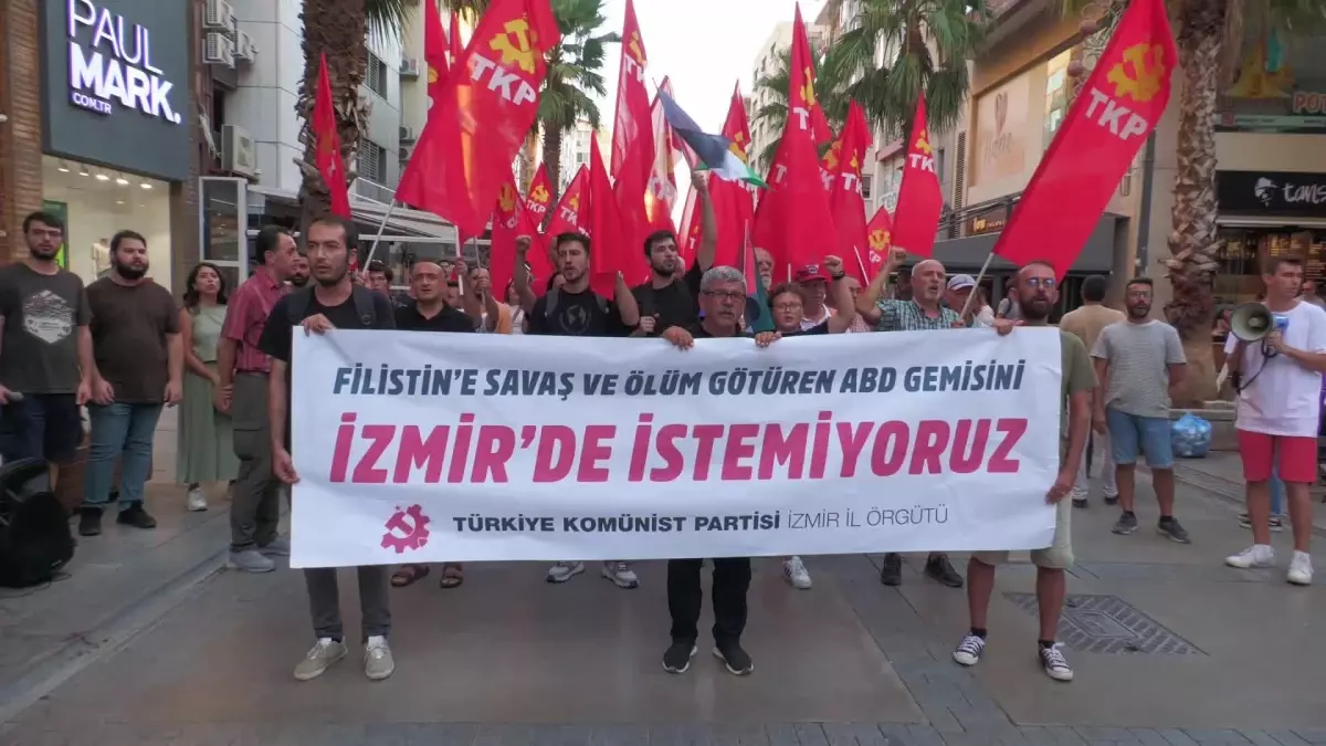 TKP Üyeleri, USS Wasp Gemisine İzmir Limanı\'nda Protesto Düzenledi