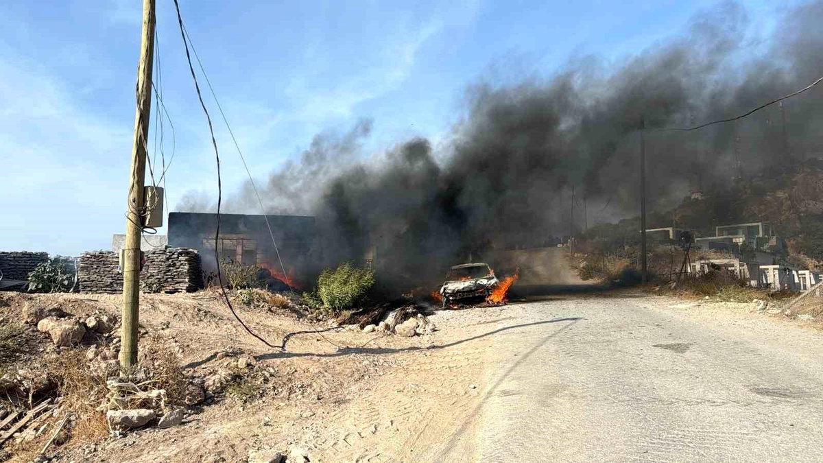 Bodrum\'da Atık Yakarken Çıkan Yangın Otomobili Yaktı
