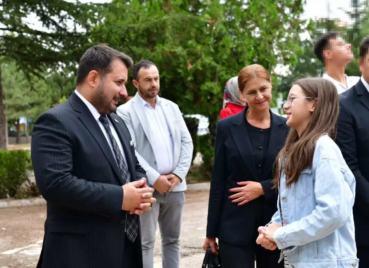 Kahramankazan Belediyesi 1. sınıf öğrencilerine kırtasiye çeki hediye etti