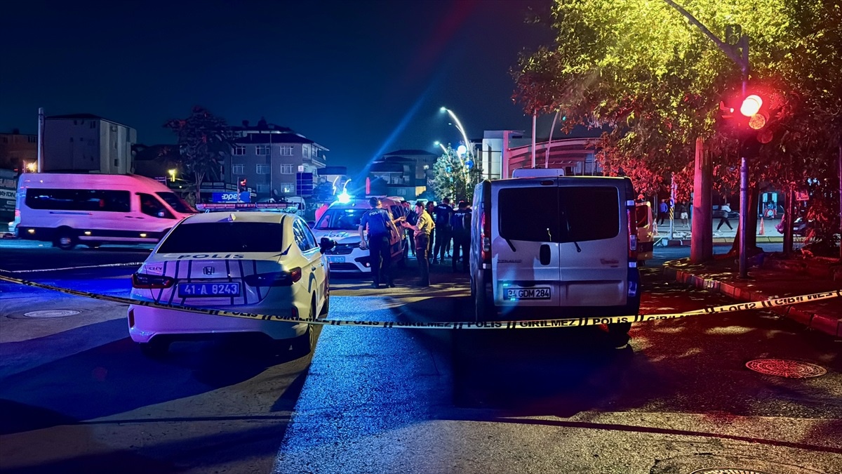 Kocaeli\'nin Gebze İlçesinde Bıçaklı Kavga: 4 Yaralı