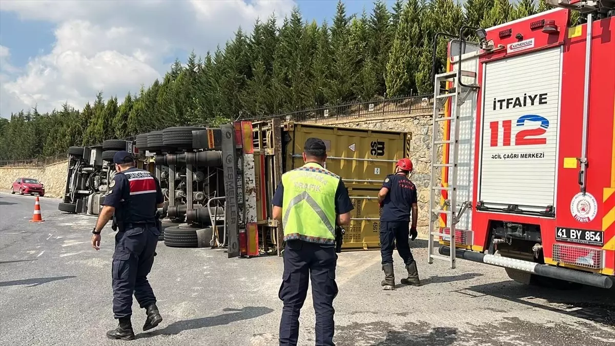 Gebze\'de Devrilen Tırın Sürücüsü Hastaneye Kaldırıldı