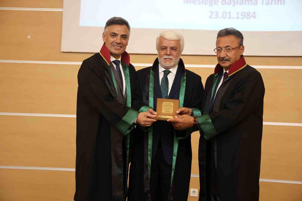 Konya Barosu\'ndan 40 ve 50. Yılını Dolduran Avukatlara Teşekkür Plaketi