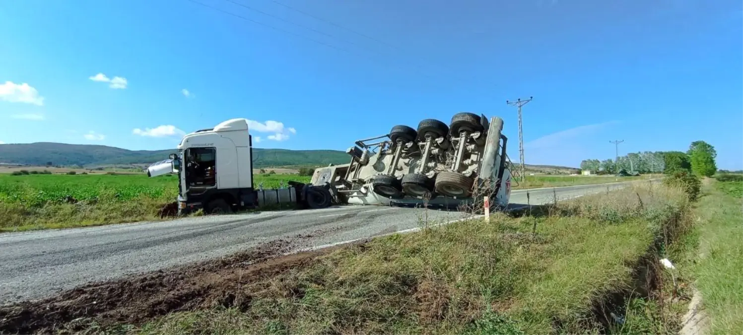 Tokat\'ta Tır Dorsesi Devrildi, Karayolu Trafiğe Kapandı