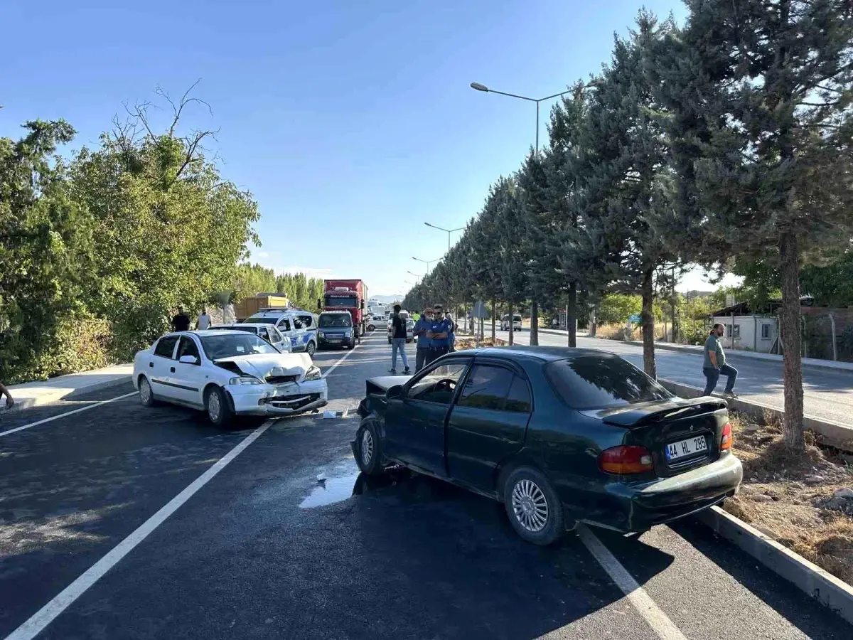 Malatya\'da 3 aracın karıştığı zincirleme trafik kazasında 3 kişi yaralandı