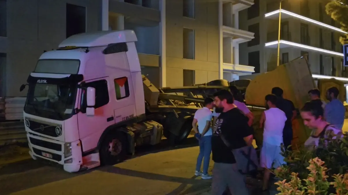 Maltepe\'de Hafriyat Kamyonu Devrildi, Cadde Trafiğe Kapandı