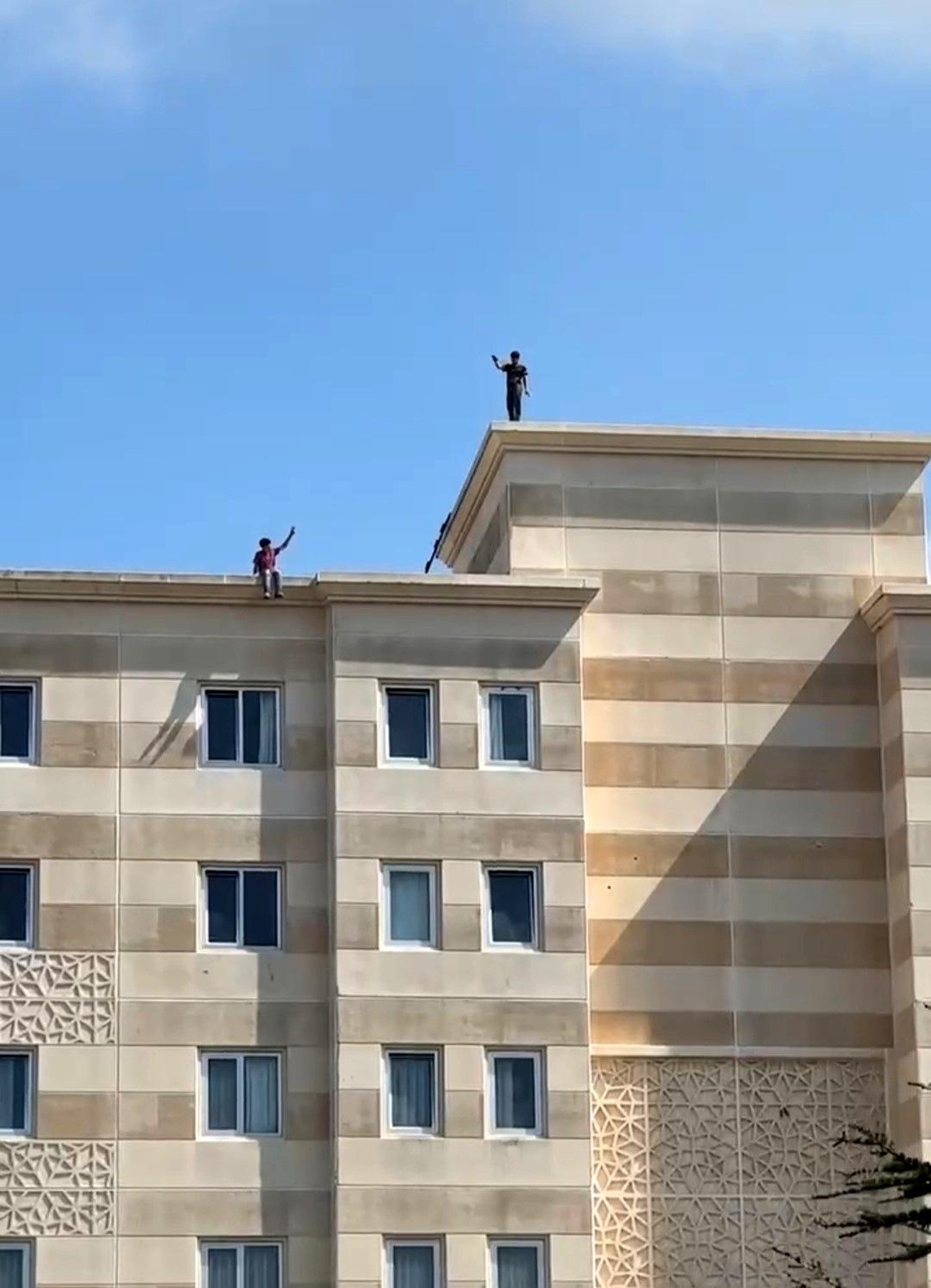 Maltepe\'de Öğrenci Yurdunun Çatısında Tehlikeli Eğlence