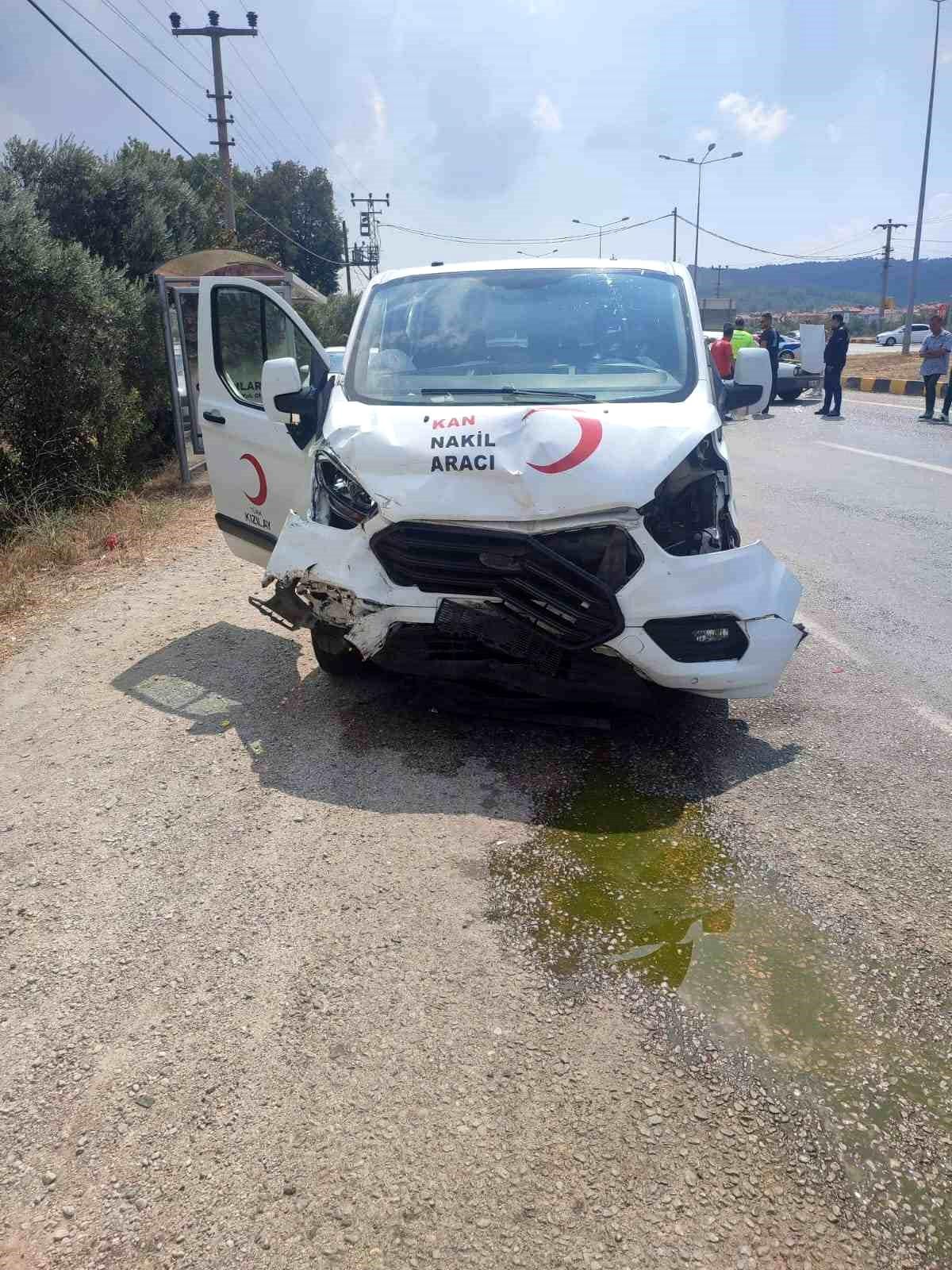 Muğla\'da Kızılay Araç ile Otomobil Çarpıştı: 1\'i Ağır 2 Yaralı