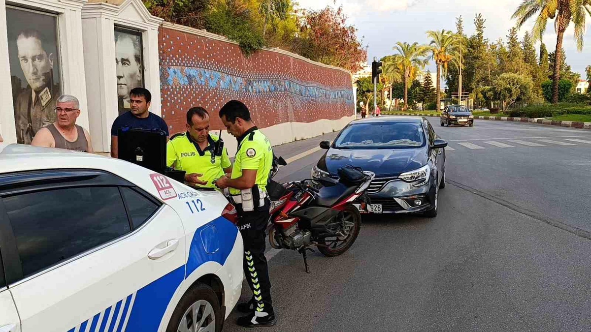 Manavgat\'ta Motosiklet ve Otomobil Çarpıştı: Bir Kadın Yaralı