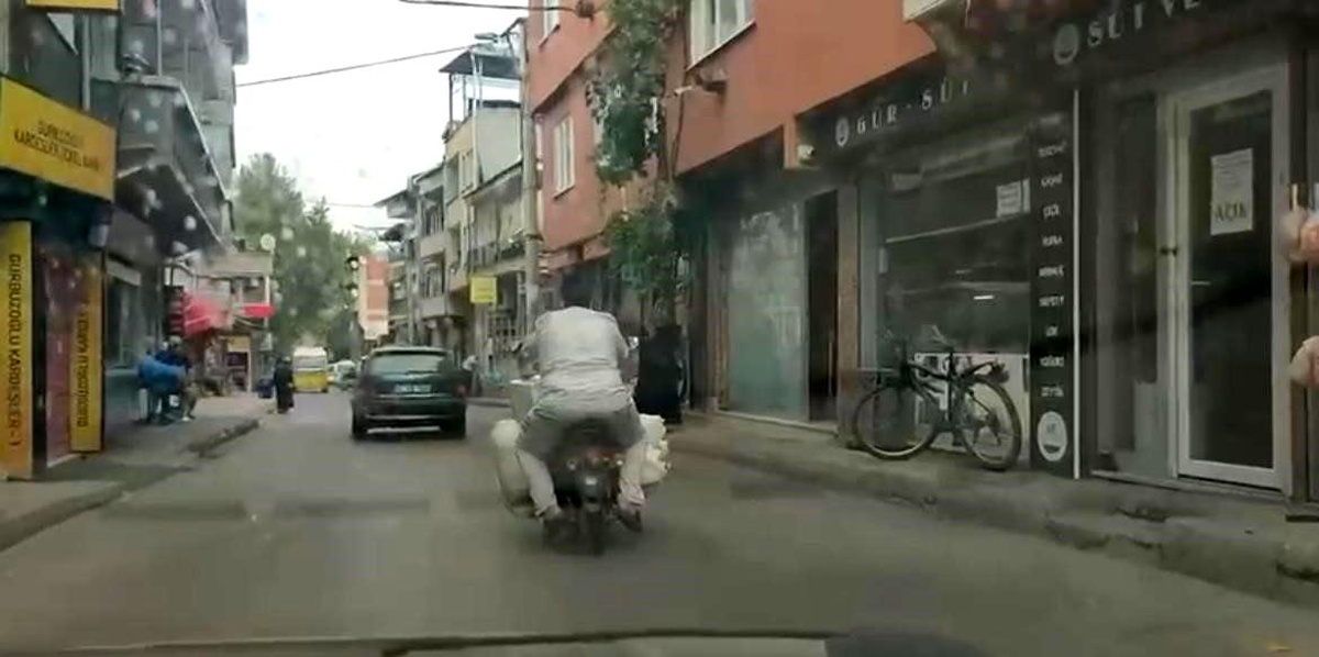 Bursa\'da Motosiklet Sürücüsünün Tehlikeli Yolculuğu Şaşkınlık Yarattı
