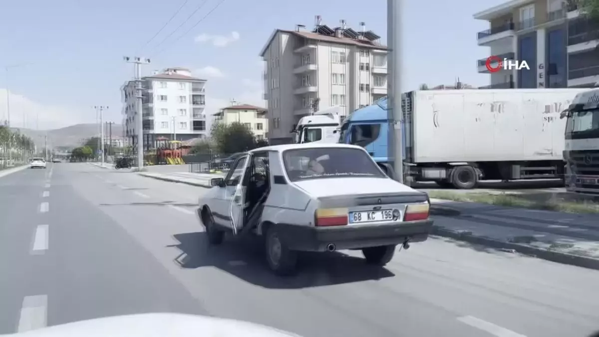 Aksaray\'da Trafikte Tehlikeli Yolculuk: Motosiklet Kapısı Açık Aracın Dışında