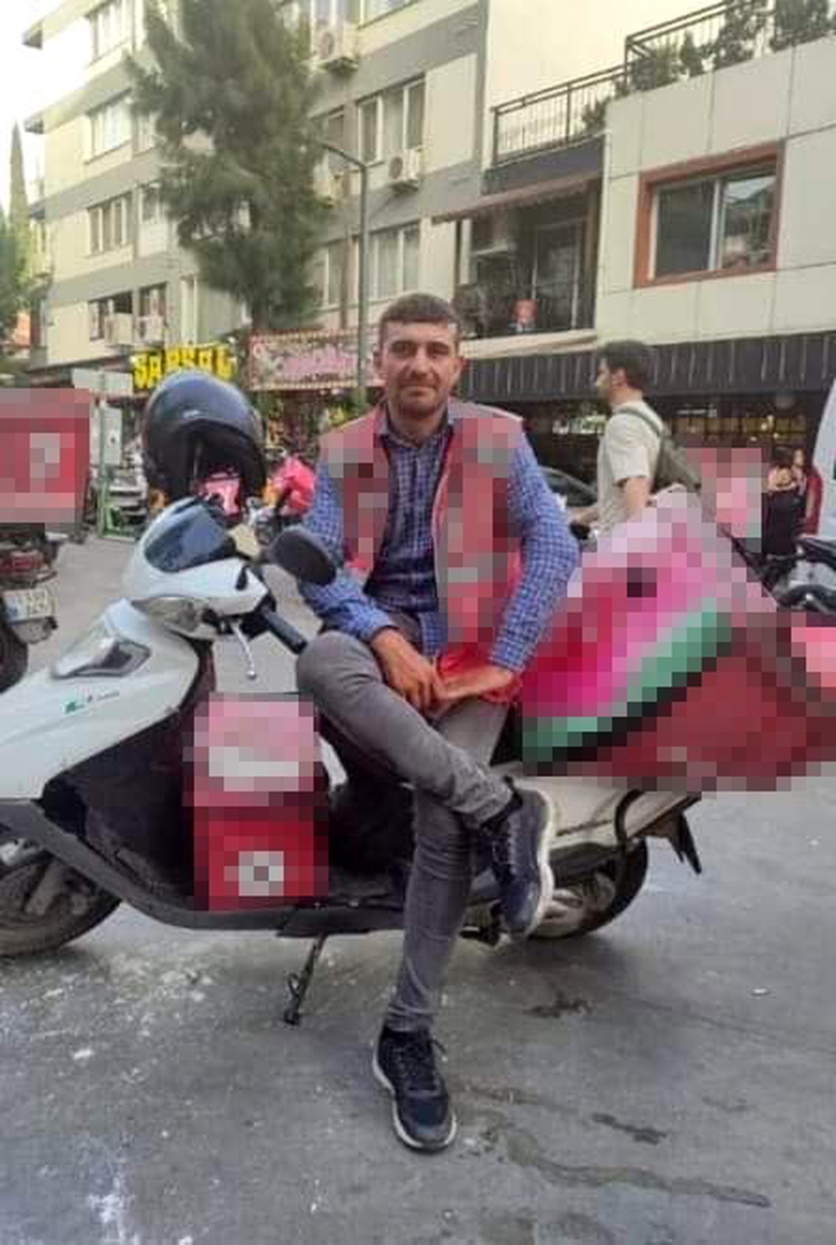 İzmir\'de Motokurye Kamyona Çarptı: 1 Kişi Hayatını Kaybetti