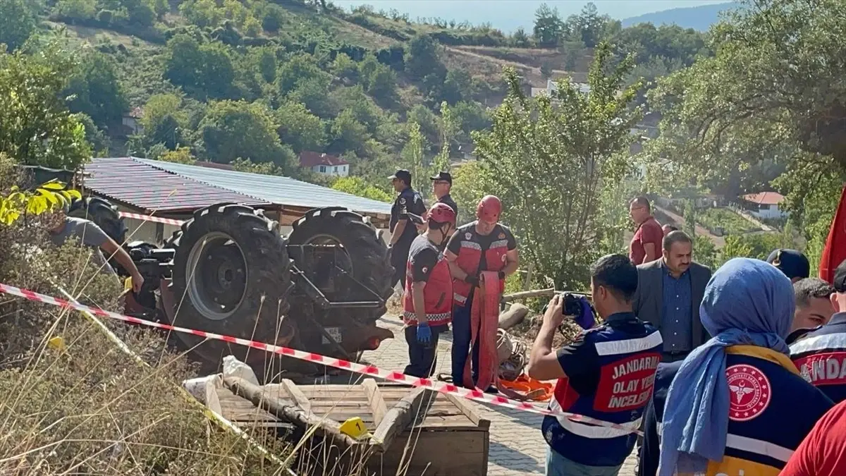 Geyve\'de Traktör Devrildi: 2 Kişi Hayatını Kaybetti