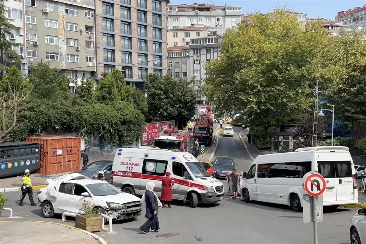 Şişli\'de bir plazanın bodrum katında çıkan yangına itfaiye ekipleri müdahale ediyor