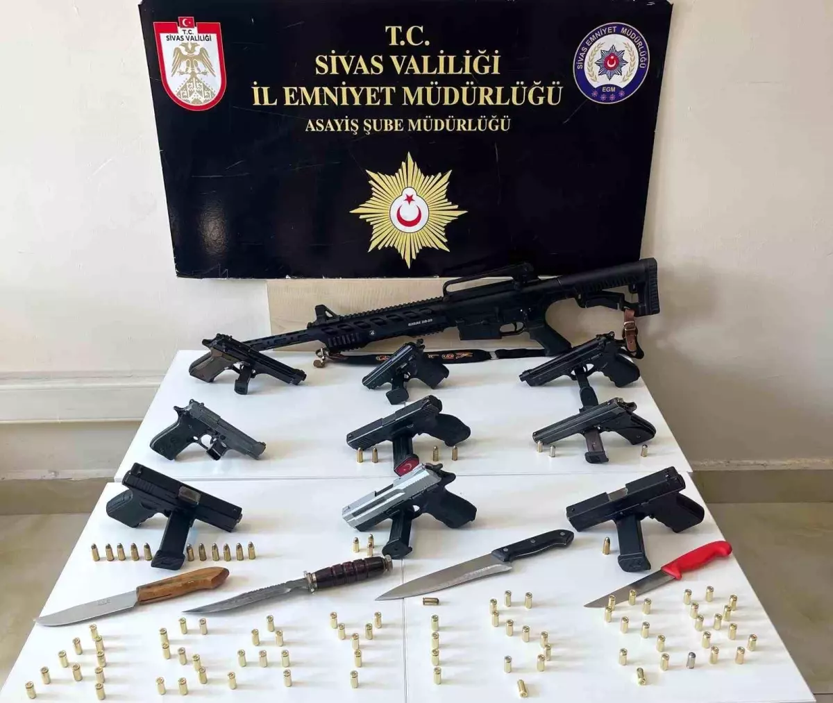 Sivas\'ta Polis Operasyonlarında Çok Sayıda Silah Ele Geçirildi