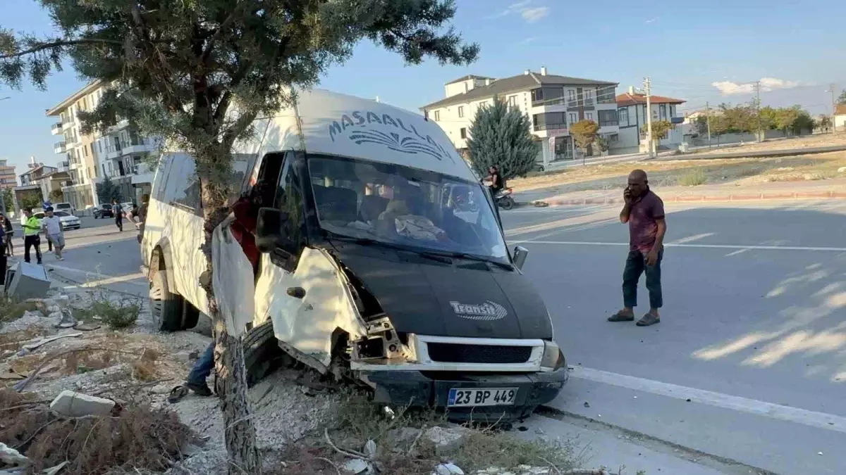 Aksaray\'da Mevsimlik İşçileri Taşıyan Minibüs ile Otomobil Çarpıştı: 15 Yaralı