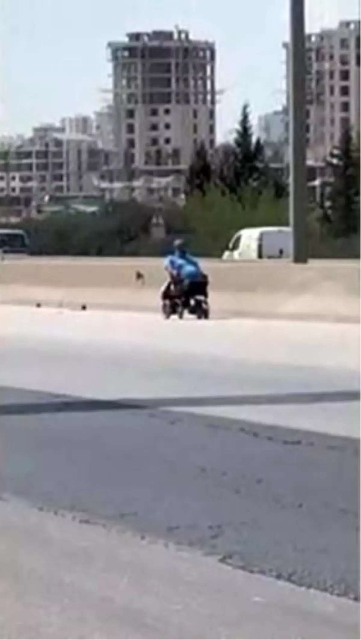 Adana\'da Engelli Vatandaş Otoyolda Akülü Sandalye ile Yolculuk Yaptı