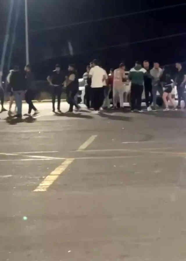 Tekme tokat birbirine girdiler! Genç kızların kavgası kamerada Tekme tokat birbirine girdiler! Genç kızların kavgası kamerada