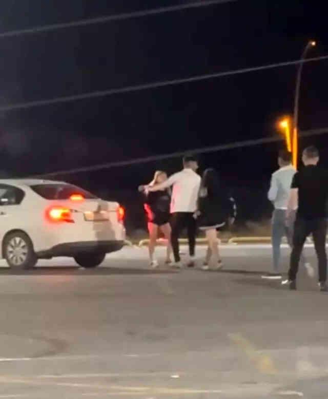 Tekme tokat birbirine girdiler! Genç kızların kavgası kamerada Tekme tokat birbirine girdiler! Genç kızların kavgası kamerada