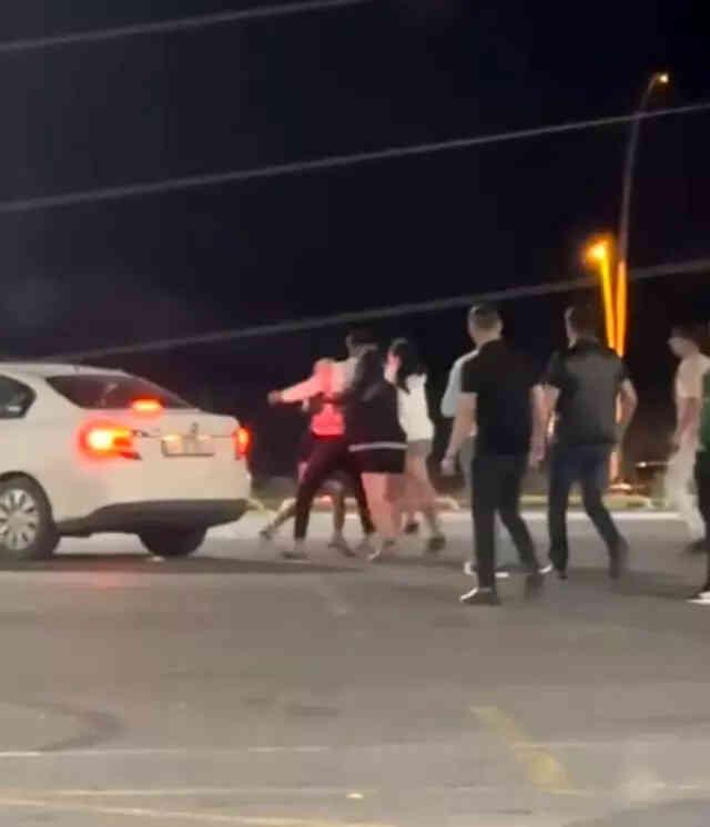 Tekme tokat birbirine girdiler! Genç kızların kavgası kamerada Tekme tokat birbirine girdiler! Genç kızların kavgası kamerada