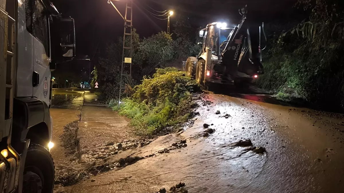 Trabzon\'da Şiddetli Yağış Hayatı Olumsuz Etkiledi