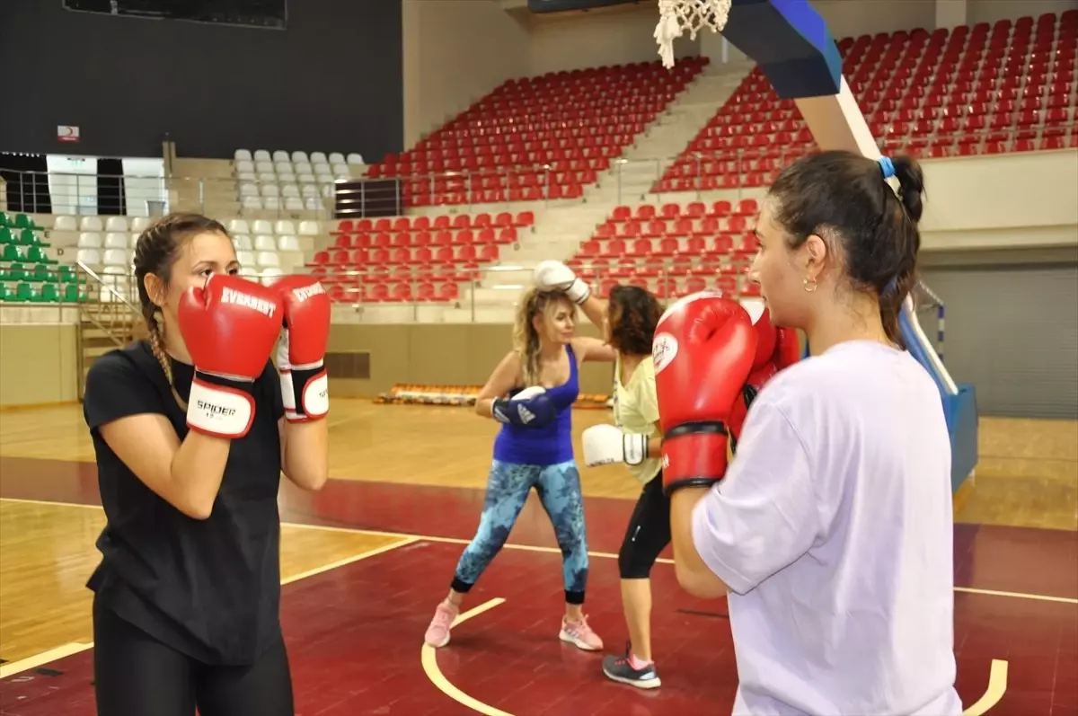 Eskişehir Teknik Üniversitesi\'nde Kadınlar Boks Öğreniyor