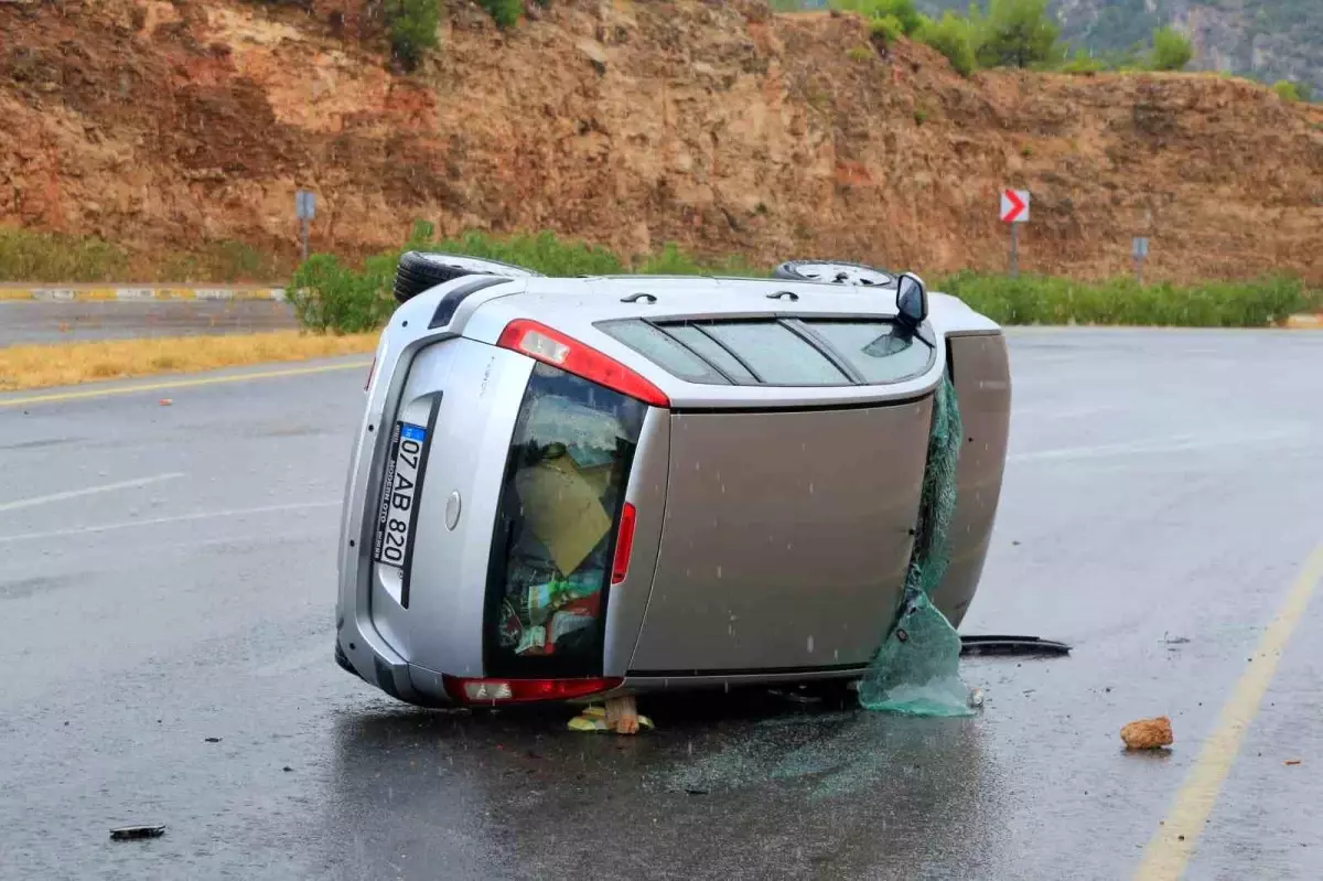 Antalya\'da Virajda Yan Yatan Araçta İki Kişi Hafif Yaralandı