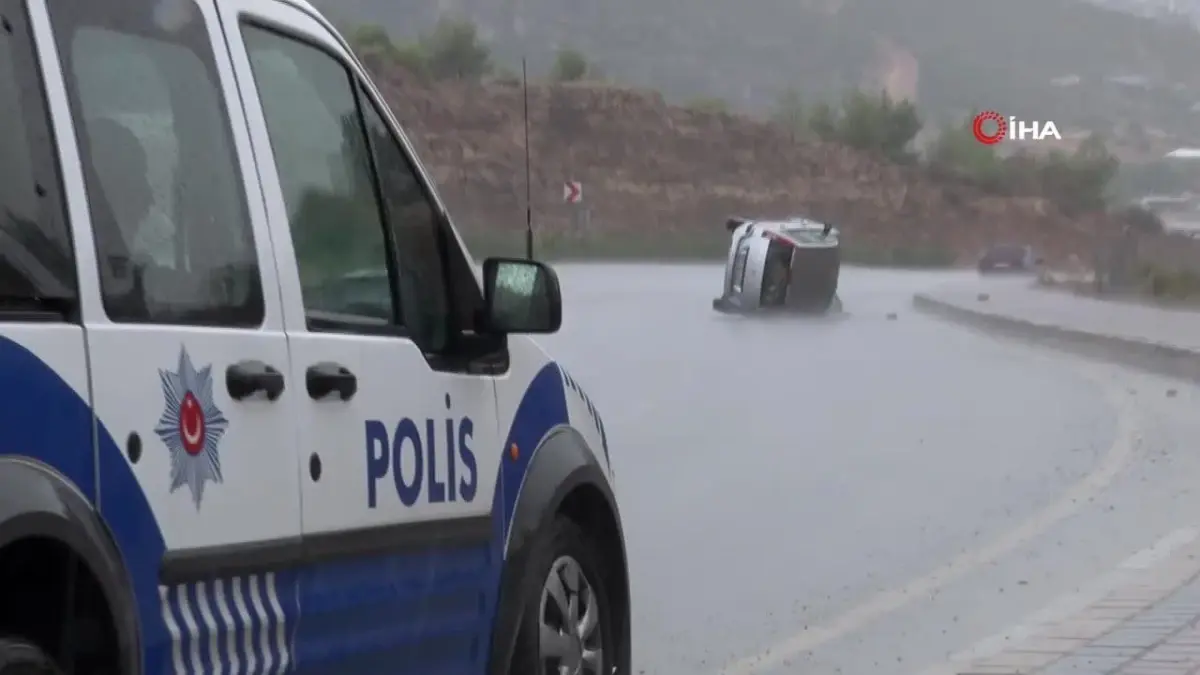 Antalya\'da Trafik Kazası: Virajda Yan Yatan Araçta İki Hafif Yaralı