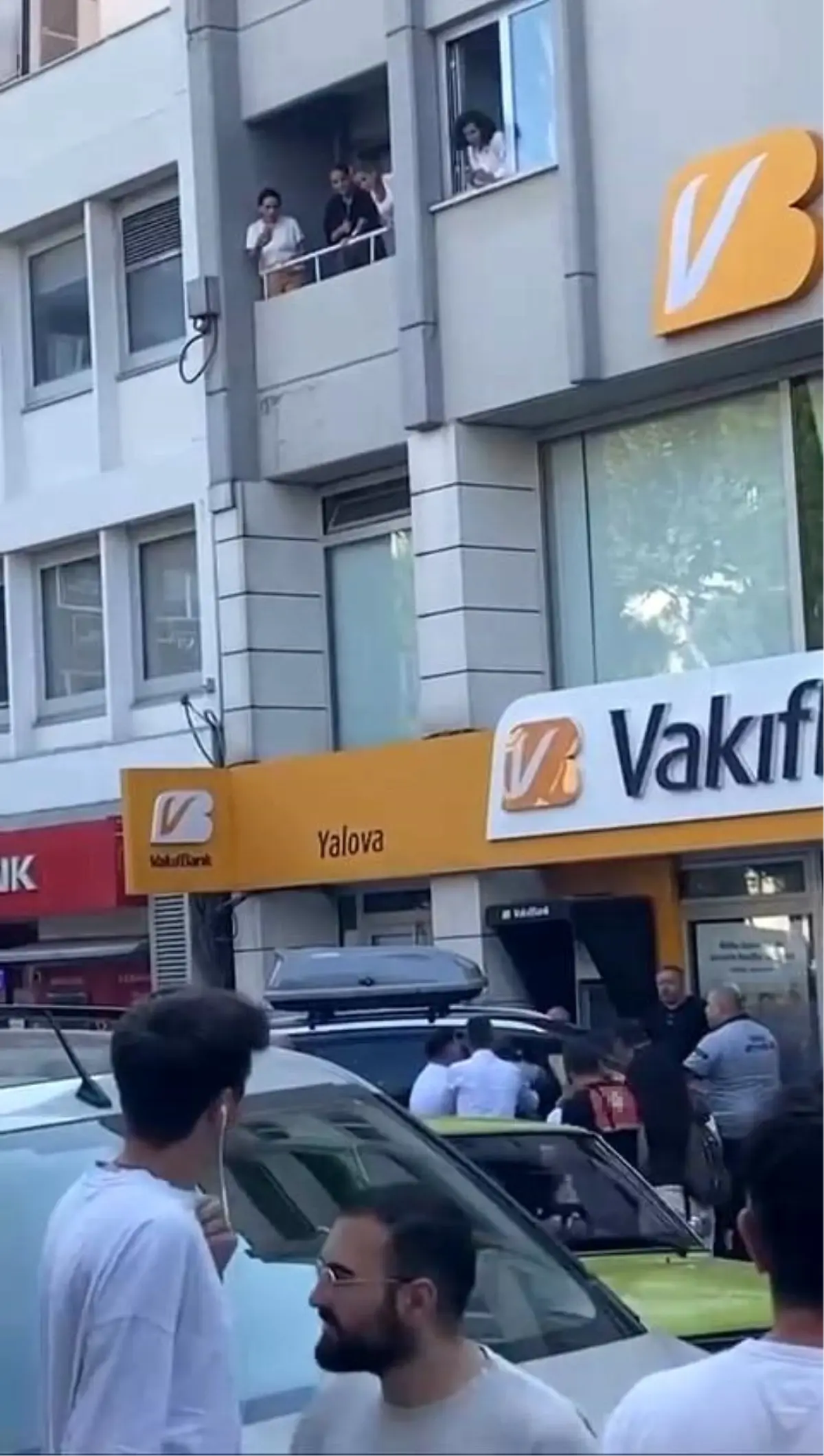 Yalova\'da Banka İşlemi İçin Sinirlenen Vatandaş Aracını Bankaya Sürdü