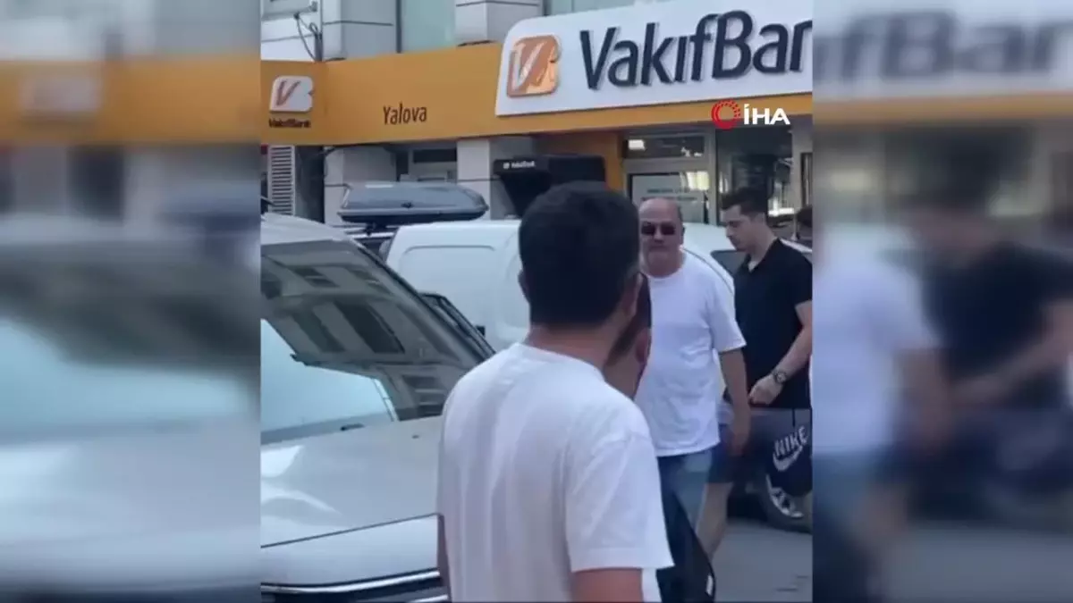 Yalova\'da Banka Önünde Gerilim: Sürücü İşlem Yapılmayınca Otomobilini Bankaya Sürdü