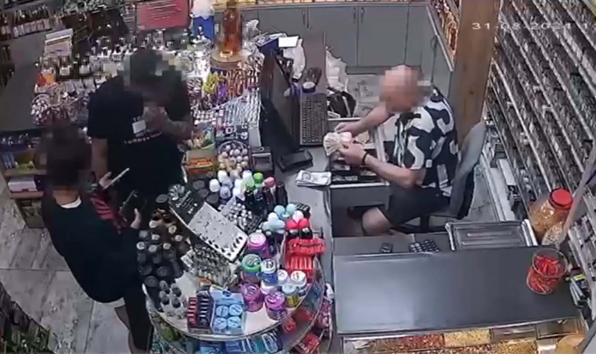 İzmir\'de Eğlence Mekanında Tanıştıkları Kişiyi Gasbeden 3 Şahıs Tutuklandı