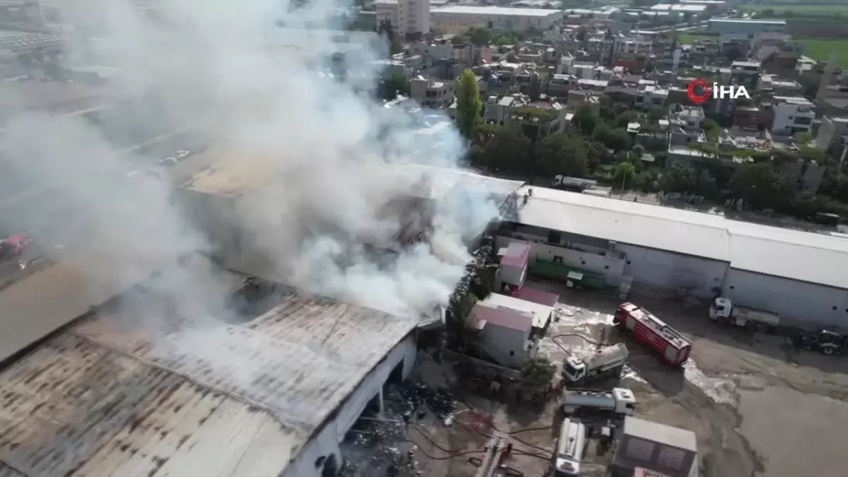 Adana\'da kitap dağıtım deposu yandı: 10 iş yeri küle döndü